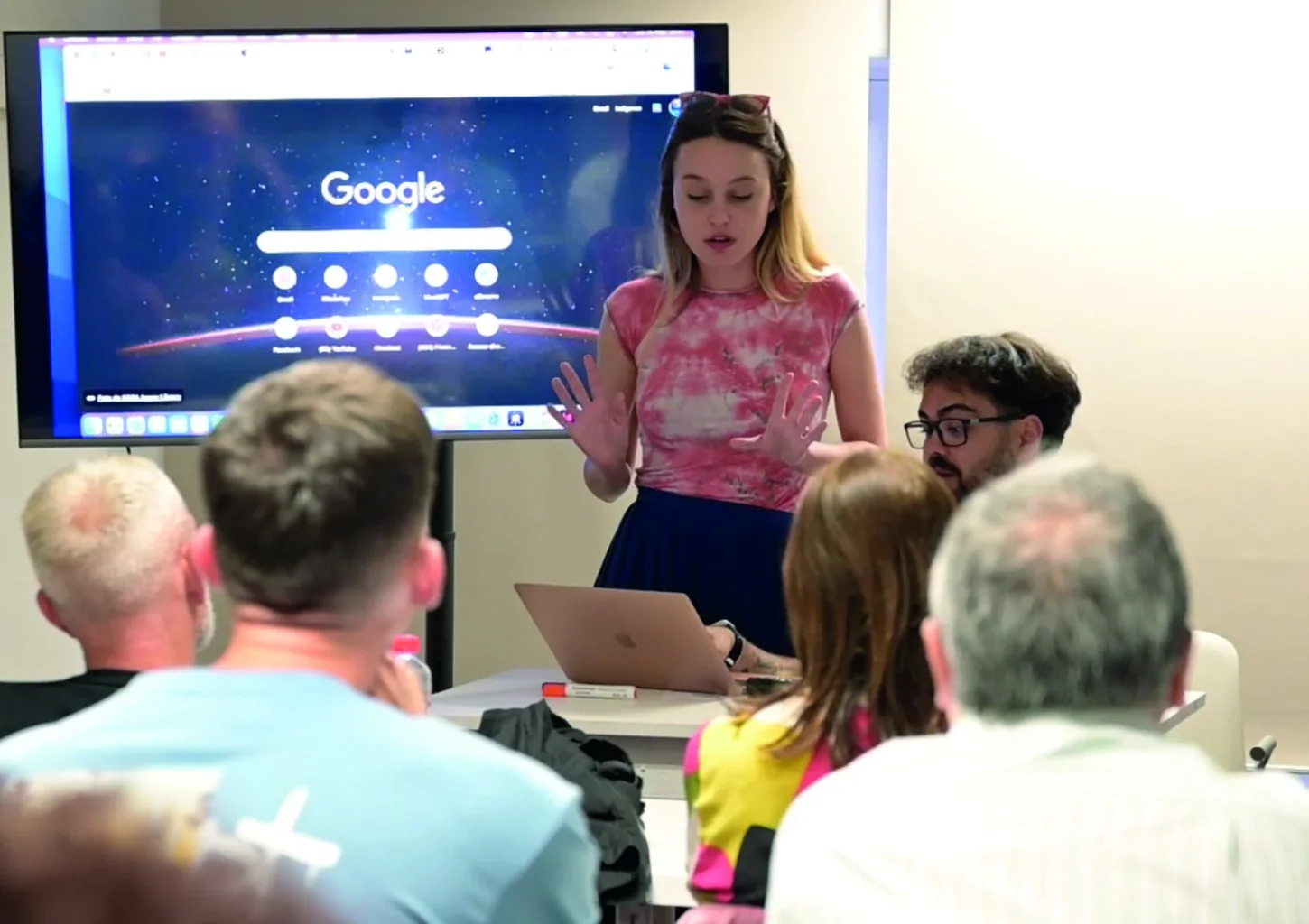 Alicia Moncholí impartiendo el taller sobre cómo hacer un primer cortometraje profesional en Lanzarote
