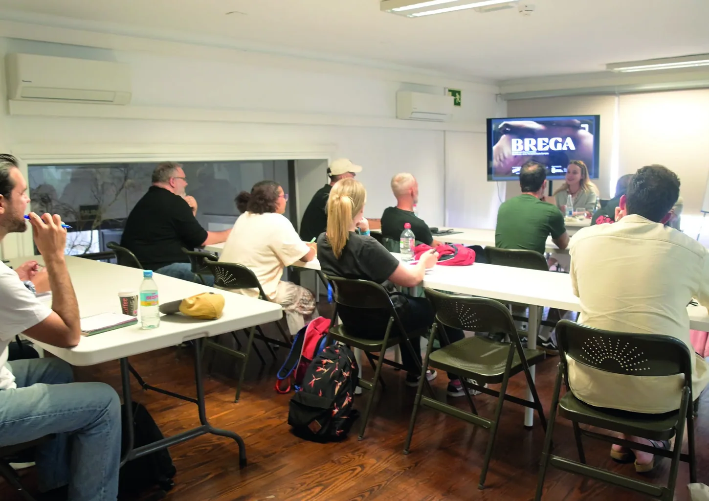 Participantes siguiendo la clase de desarrollo de proyectos en Lanzarote